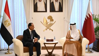 رئيس الوزراء يبحث مع نظيره القطري دعم الاستثمارات المشتركة