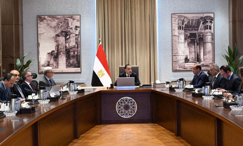 رئيس الوزراء يستعرض التقديرات الأولية لمشروع موازنة العام المالي 2026-2027