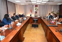 وزير الصناعة يبحث مع وفد غرفة التجارة الأمريكية بالقاهرة سبل تعزيز التعاون الصناعي والتجاري بين البلدين