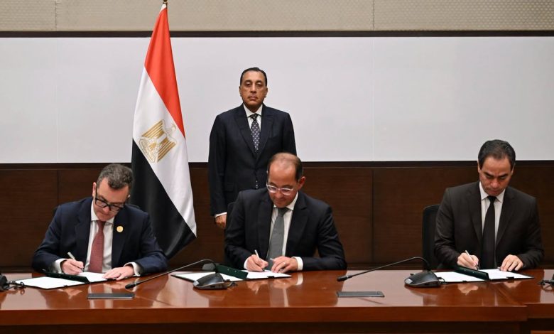 مدبولي يشهد توقيع اتفاقية لتسوية المديونيات التاريخية لبنك الاستثمار القومي لدى الهيئة الوطنية للإعلام وهيئة المجتمعات العمرانية