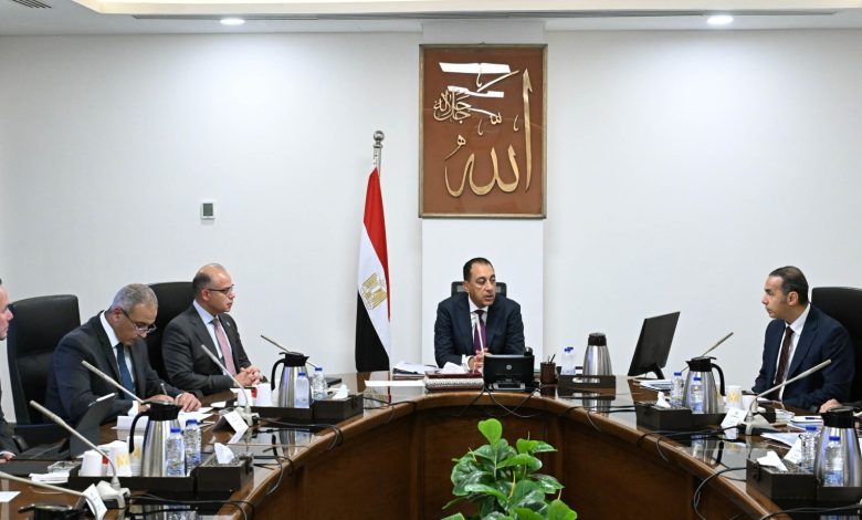 رئيس الوزراء يستعرض عددا من المقترحات لتطوير أداء البورصة المصرية
