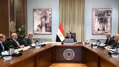رئيس الوزراء يتابع مع مسئولي شركة "أكوا" مستجدات التعاون في مشروعات تحلية مياه البحر